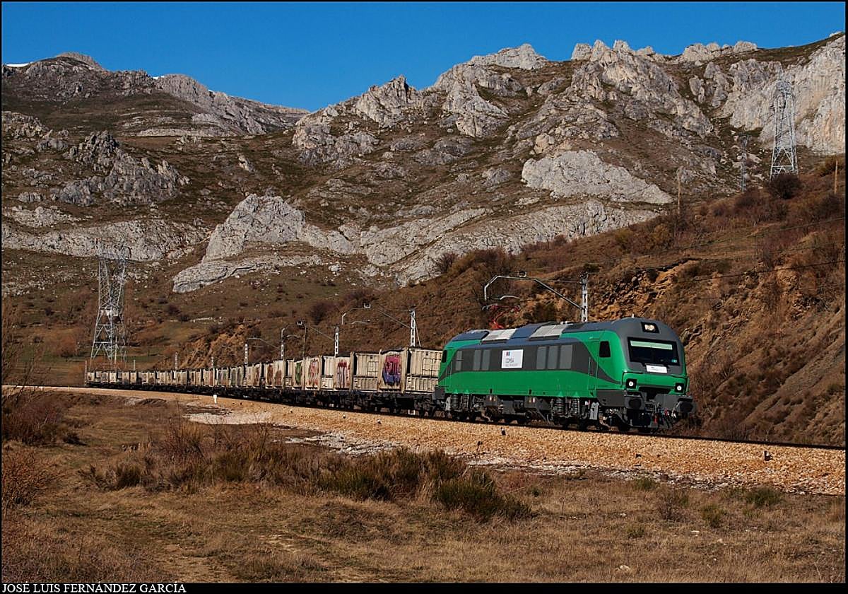 Una composición de mercancías de Comsa circulando por la rampa.