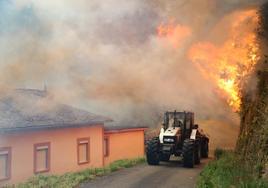 Un tractor rodeado por el fuego en Ovienes, en el concejo de Valdés, durante la ola de incendios que asoló Asturias en marzo y abril pasados.