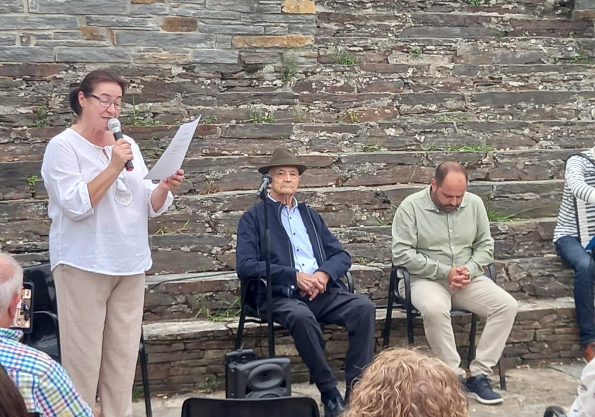 Alfredo Castaño, en el centro, ofreció el pregón en la plaza de San Juan.