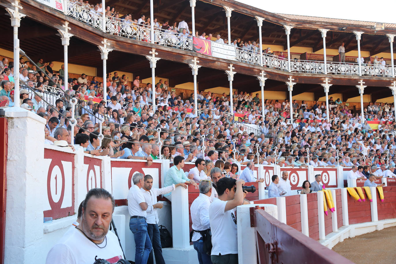 Público en los tendidos en la corrida de la feria de Begoña en la plaza de toros de El Bibio el pasado 18 de agosto.