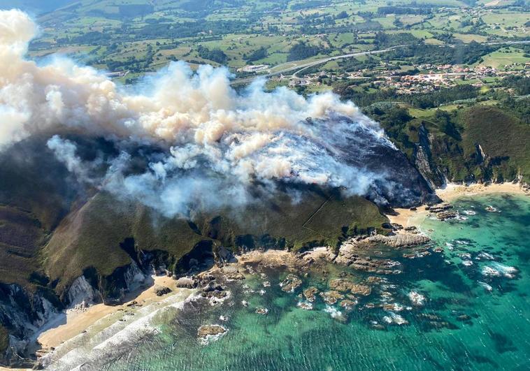 Incendio forestal esta mañana en Ribadedeva.