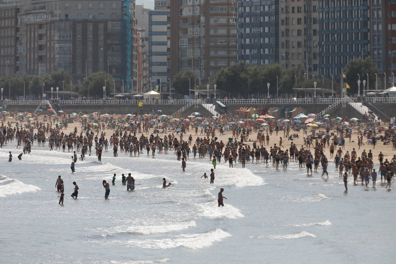 Asturias busca agua y sombra para refrescarse