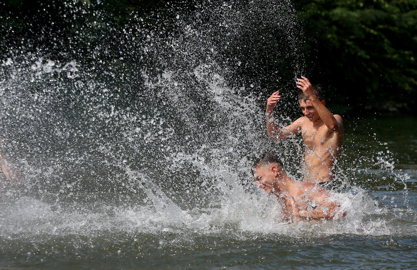 Asturias busca agua y sombra para refrescarse