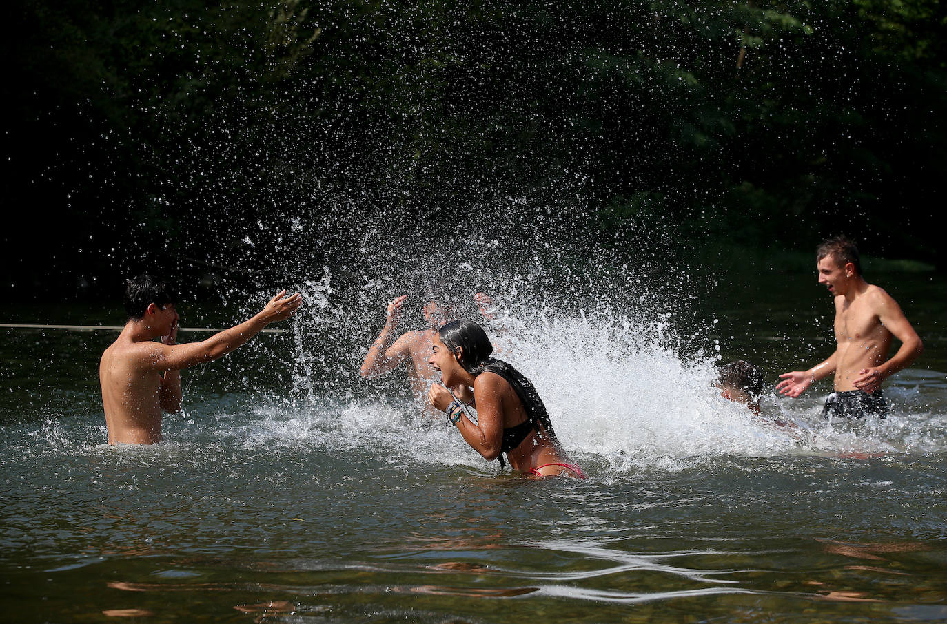 Asturias busca agua y sombra para refrescarse