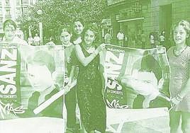 Las seguidoras de Sanz, con pósteres de su gira.