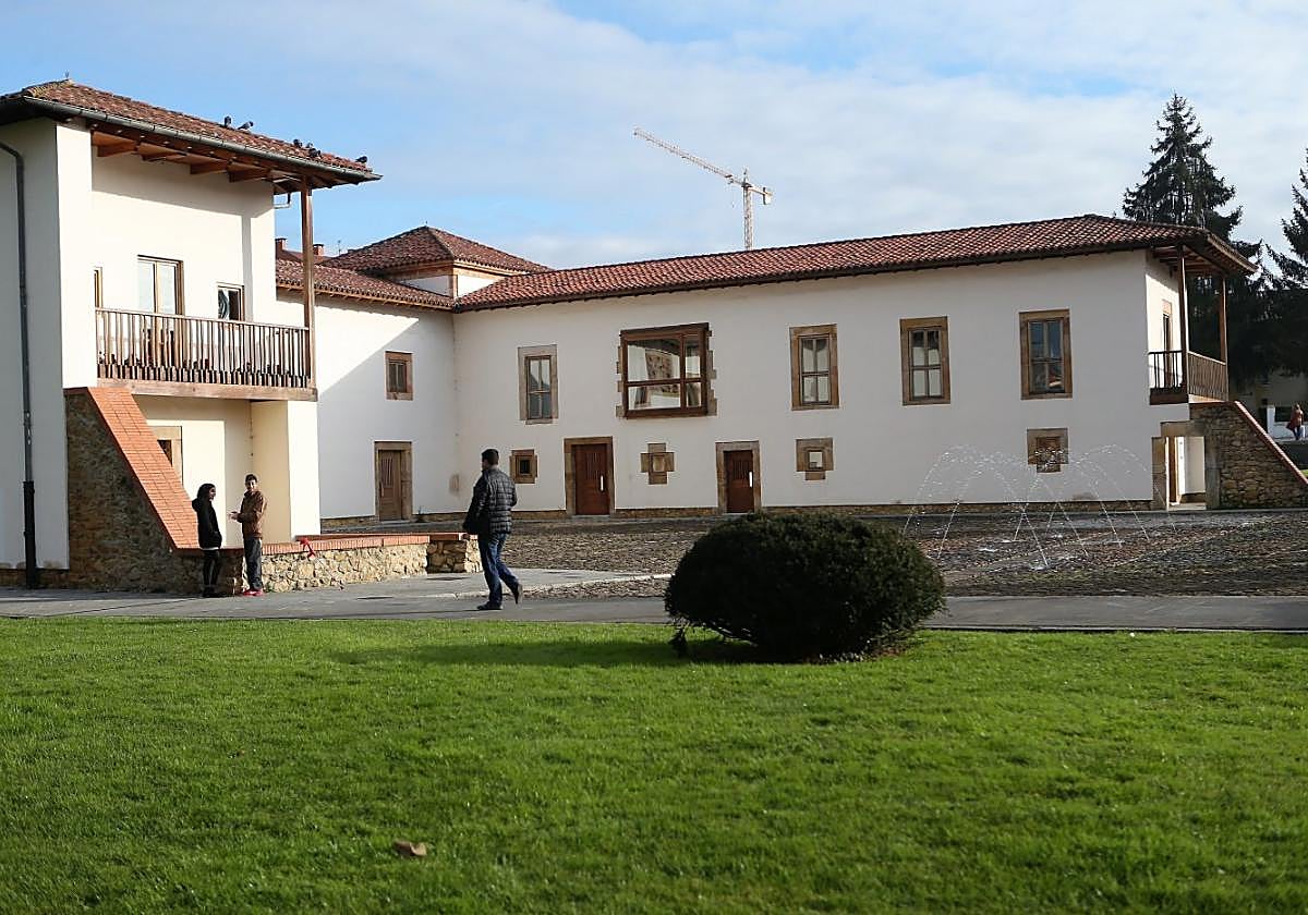 Una vista del palacio Marqués de Santa Cruz de Pola de Siero.