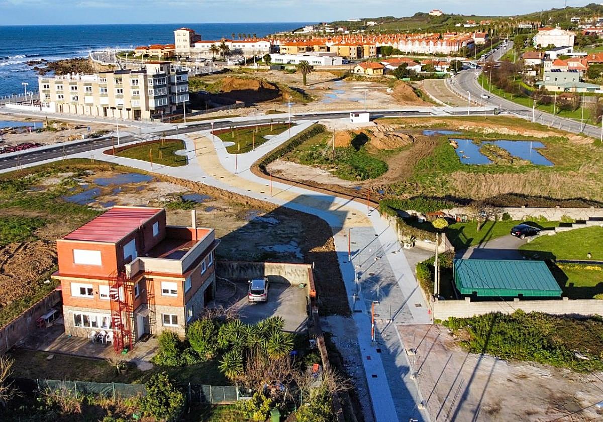 En primer término, el chalé que sigue ocupado en la zona donde se prevé la promoción de Avintia.