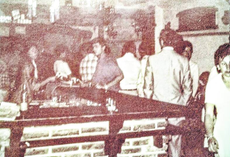 Ambiente en el día de apertura de la pizzería, allá por 1971.