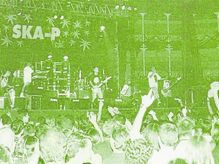 El grupo Ska-P hizo vibrar a la plaza de toros de El Bibio.