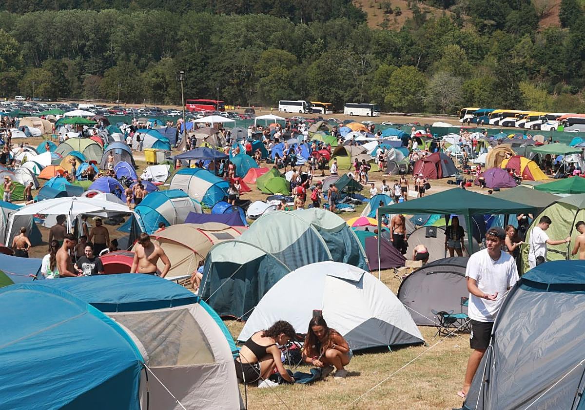 Acampados.Miles de personas ocupan el Valle de la Música para disfrutar del Riverland.
