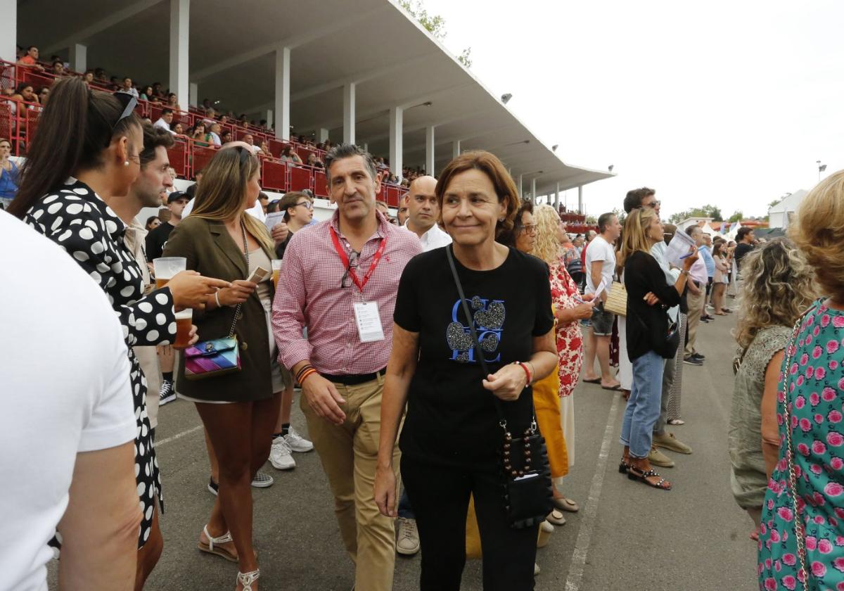 La alcaldesa, Carmen Moriyón, con el edil de Deporte, Jorge Pañeda, a su llegada a Las Mestas.