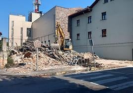 El edificio que albergaba el llanisco bar La Gloria, recién demolido.