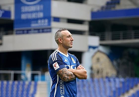 Santi Cazorla, con la mirada fija y vestido con la equipación, durante la presentación.