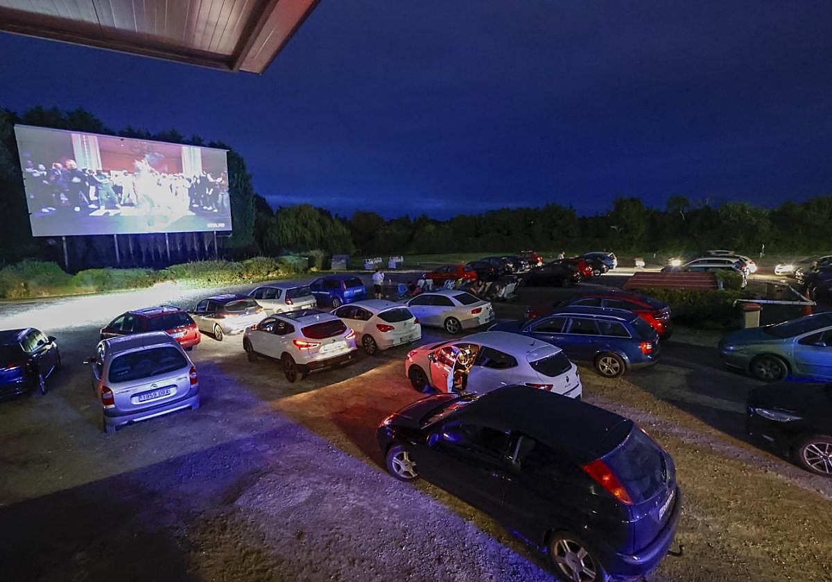 Explanada del autocine anoche, con 'Campeones 2' a punto de empezar. FOTOS: ARNALDO GARCÍA