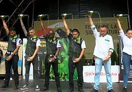 Algunos de los triunfadores de la tarde escanciaron culinos para el público.