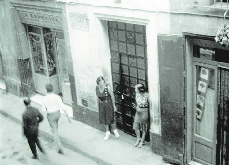 Prostitutas en una calle barcelonesa a mediados del siglo XX.
