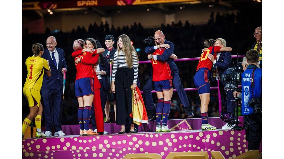 3. «La Sra. Jennifer Hermoso sigue manteniendo los brazos en la misma posición del cuerpo del presidente mientras que el presidente debe acercar sus brazos a la espalda de la jugadora como fruto de que lo ha elevado del suelo y para mantener el equilibrio. Resulta indiscutible la inclinación de la espalda de la Sra. Jennifer Hermoso que se produce cuando está realizando una acción de fuerza. Los pies del Sr. presidente están claramente y manifiestamente levantados del suelo como consecuencia de la acción de fuerza realizada por la jugadora».