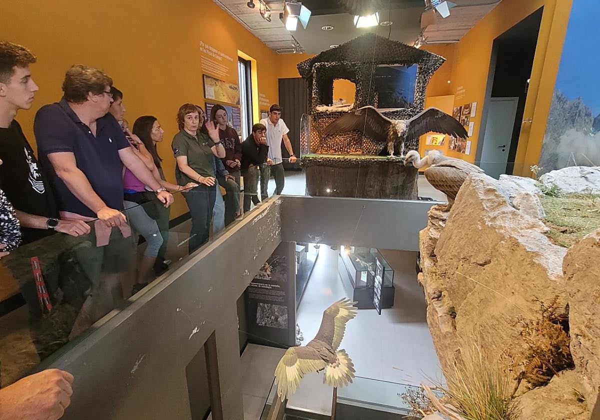 Conchi Gálvez explica a un grupo de visitantes la historia del quebrantahuesos.