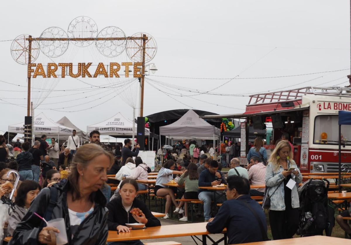 Cientos de personas no se perdieron la inauguración de la séptima edición de Fartukarte pese a la lluvia.