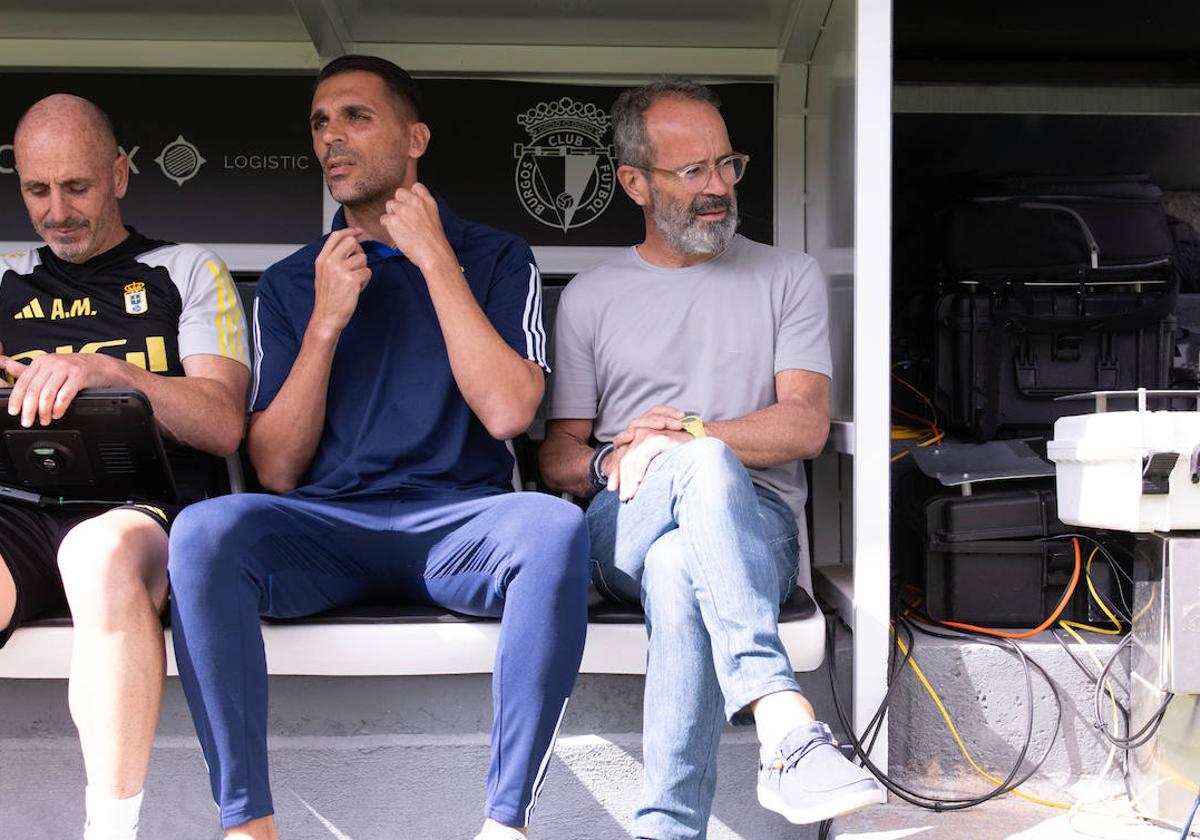 Álvaro Cervera, en el banquillo en el encuentro contra el Burgos.