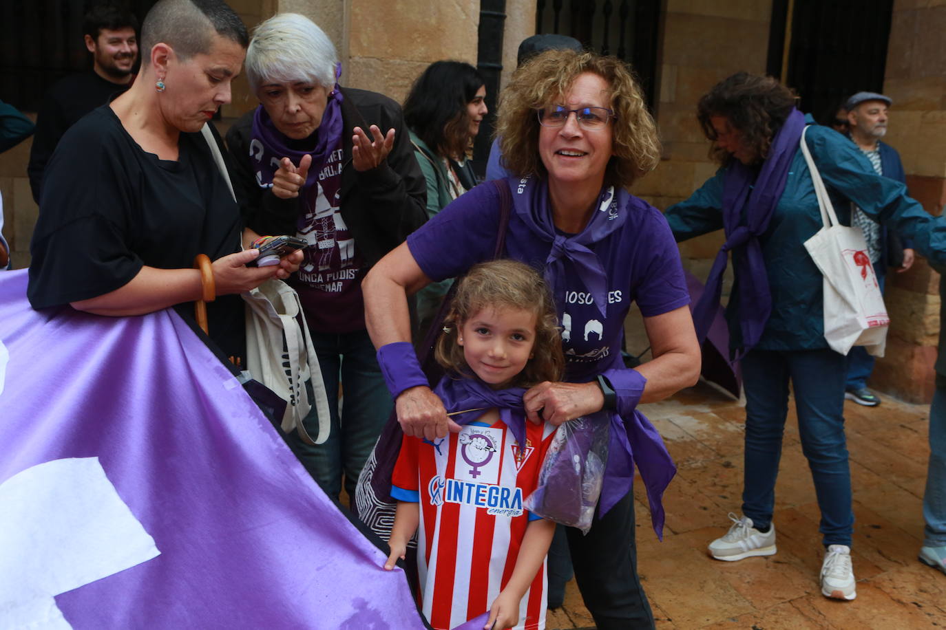 Un centenar de personas protestan contra Rubiales, en Oviedo