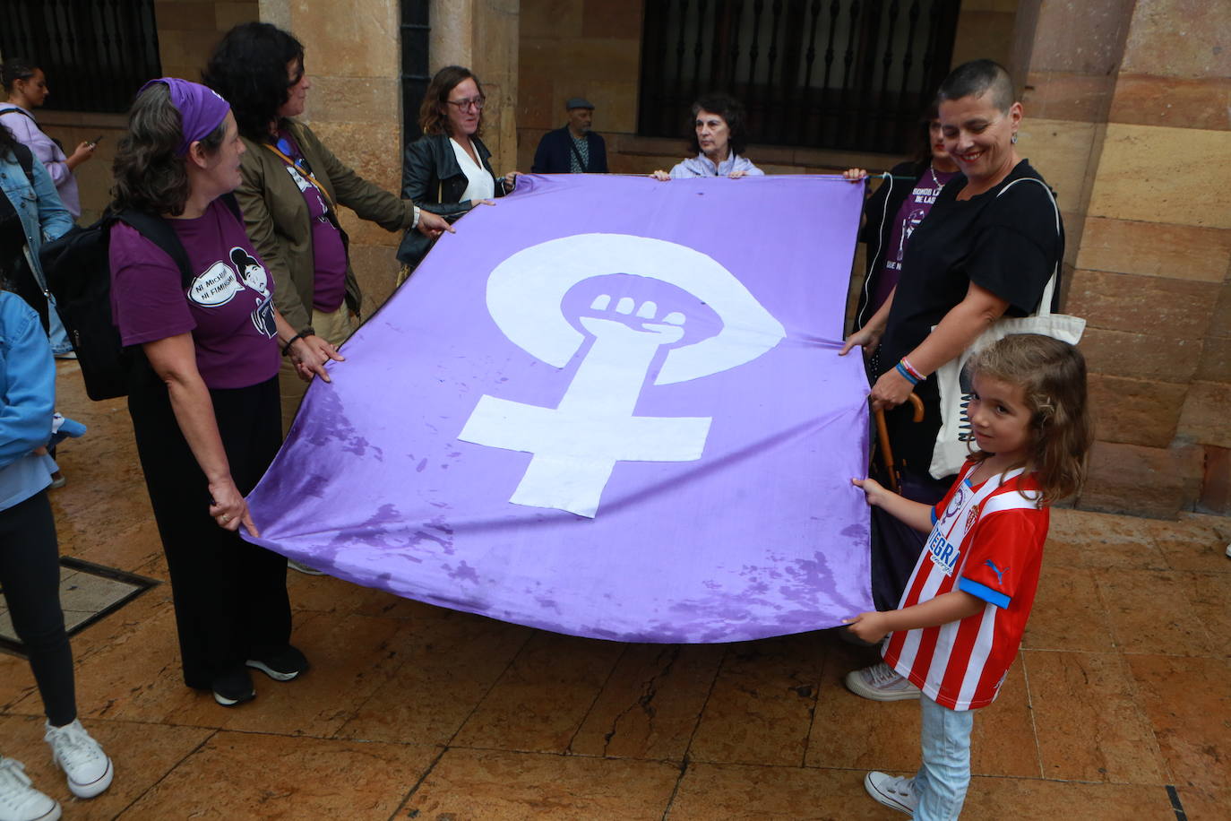 Un centenar de personas protestan contra Rubiales, en Oviedo