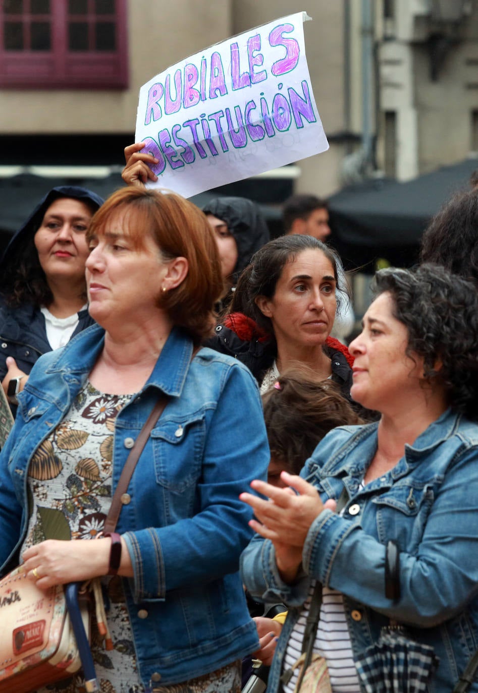 Un centenar de personas protestan contra Rubiales, en Oviedo