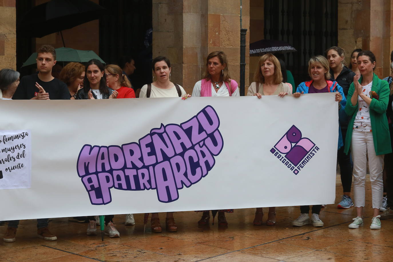 Un centenar de personas protestan contra Rubiales, en Oviedo