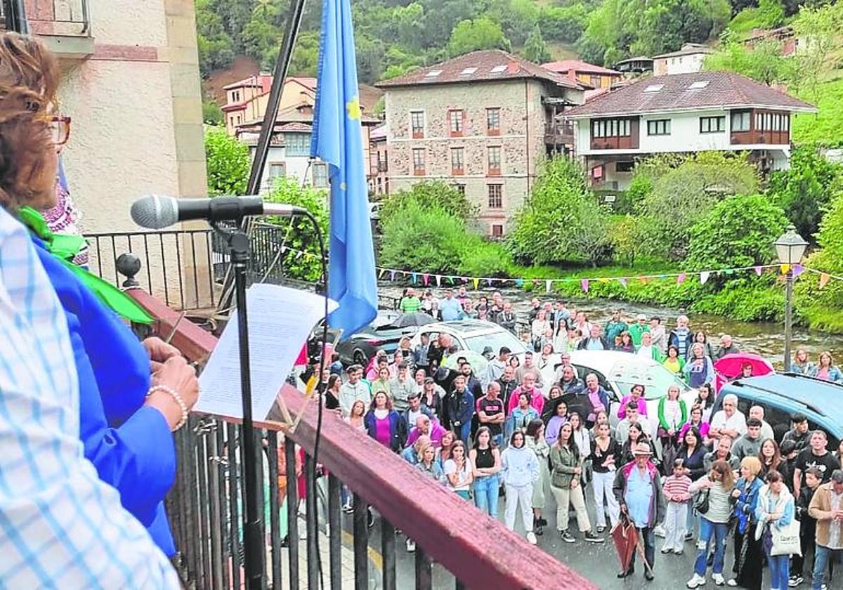 Las fiestas de San Antonio de Belmonte de Miranda resisten a la lluvia en su inauguración