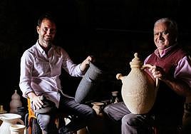 El artista Raúl Mouro junto a su padre, el alfarero Marcelino Rodríguez, rodeados de sus piezas de cerámica.