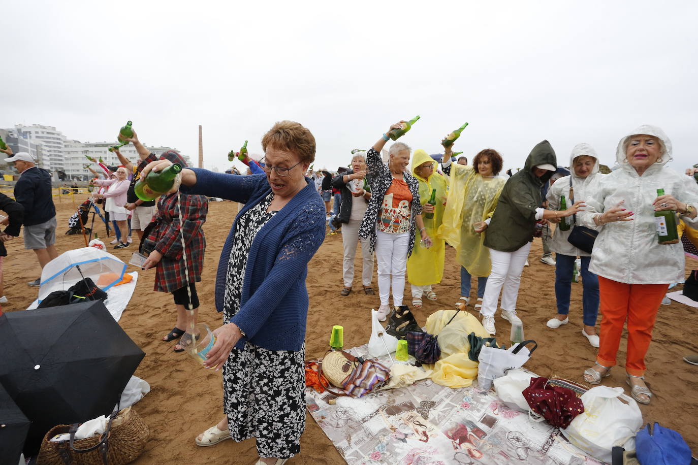 ¿Estuviste en el récord mundial de escanciado de Gijón? ¡Búscate! (2)