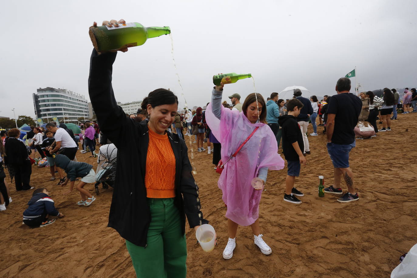 ¿Estuviste en el récord mundial de escanciado de Gijón? ¡Búscate! (2)