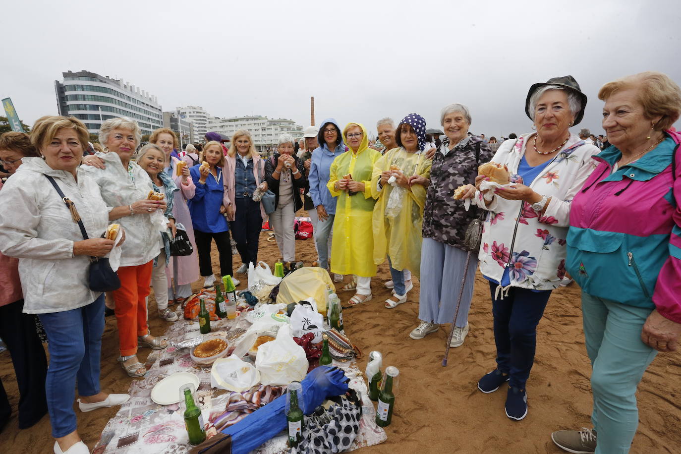 ¿Estuviste en el récord mundial de escanciado de Gijón? ¡Búscate! (2)