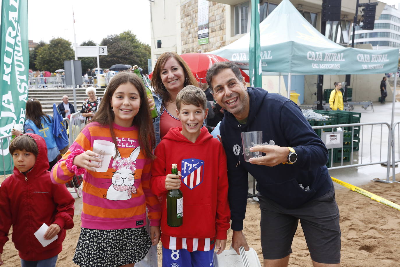 ¿Estuviste en el récord mundial de escanciado de Gijón? ¡Búscate! (2)