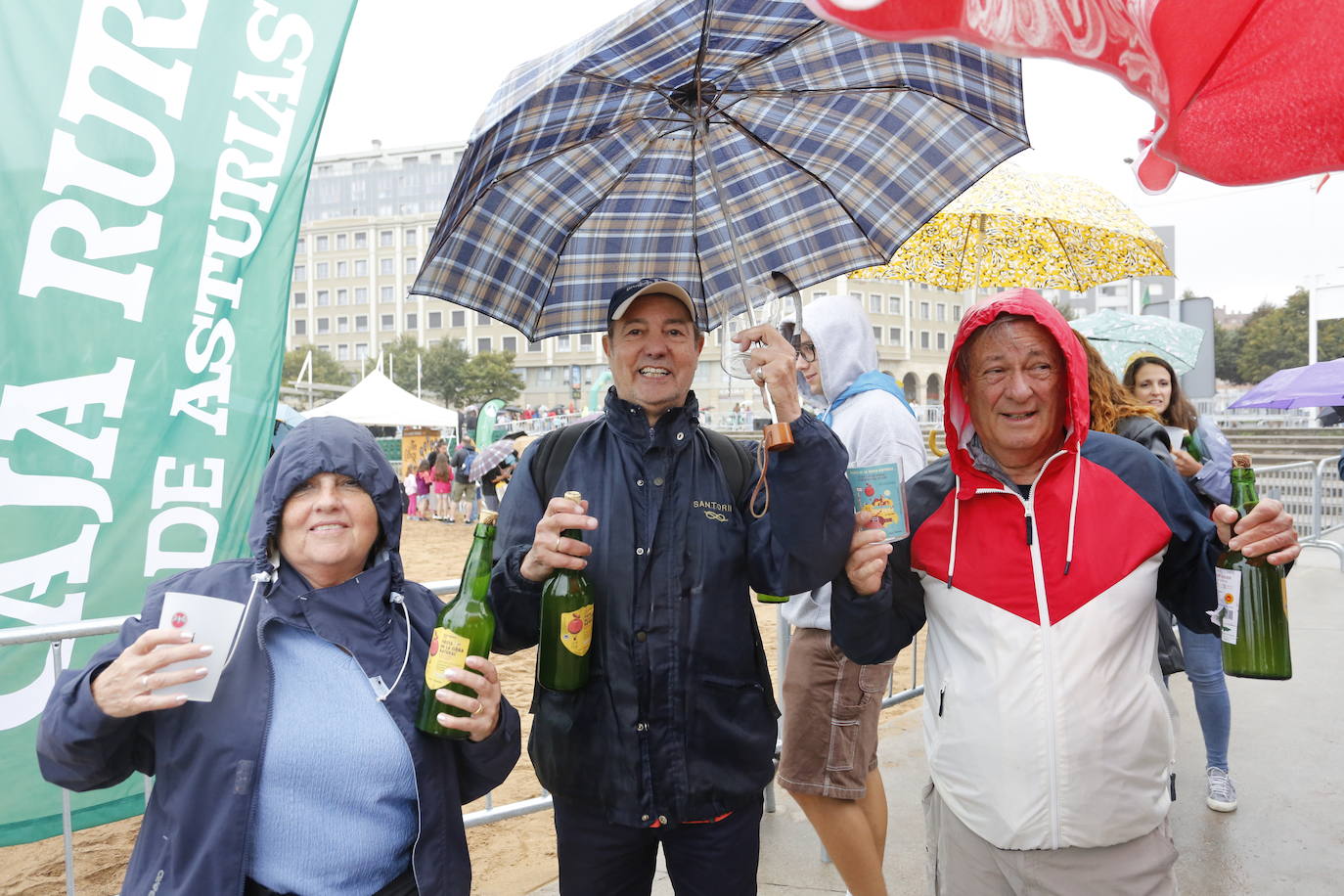 ¿Estuviste en el récord mundial de escanciado de Gijón? ¡Búscate! (2)