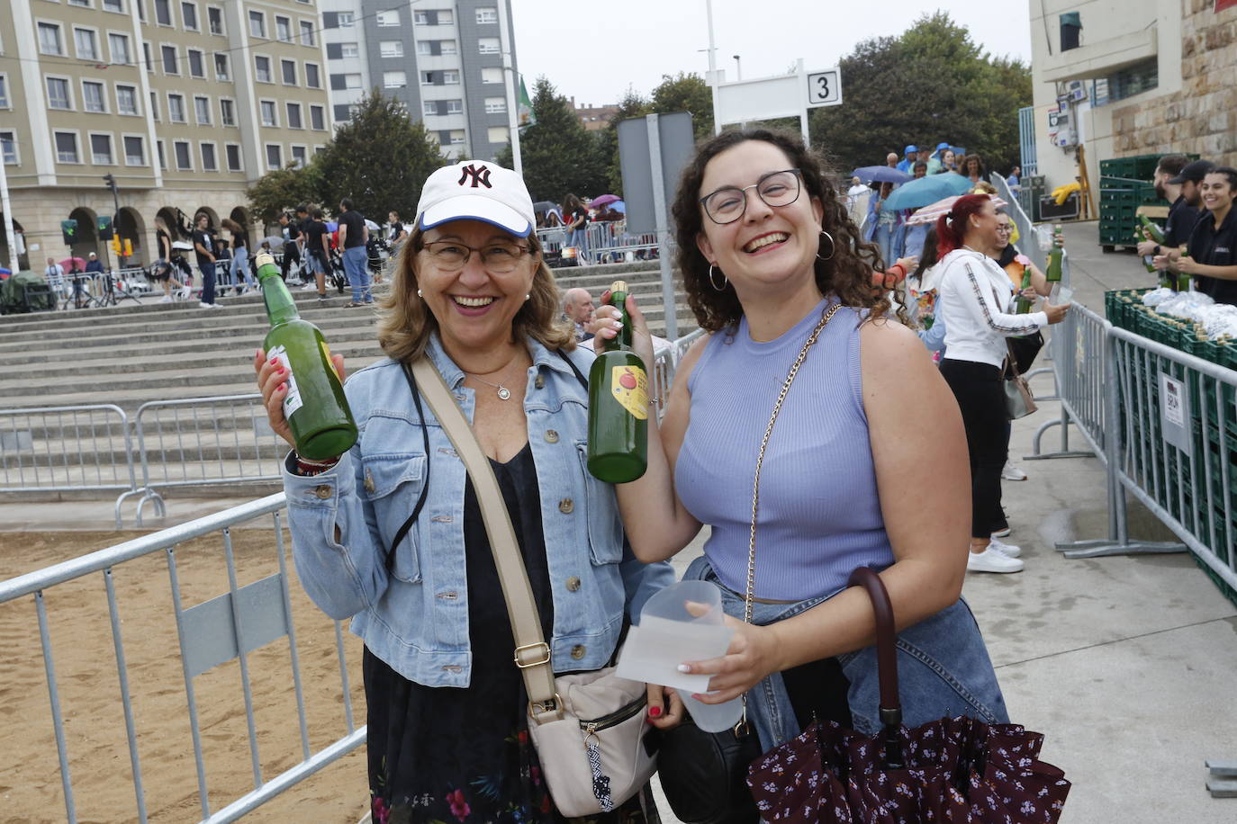 ¿Estuviste en el récord mundial de escanciado de Gijón? ¡Búscate! (1)