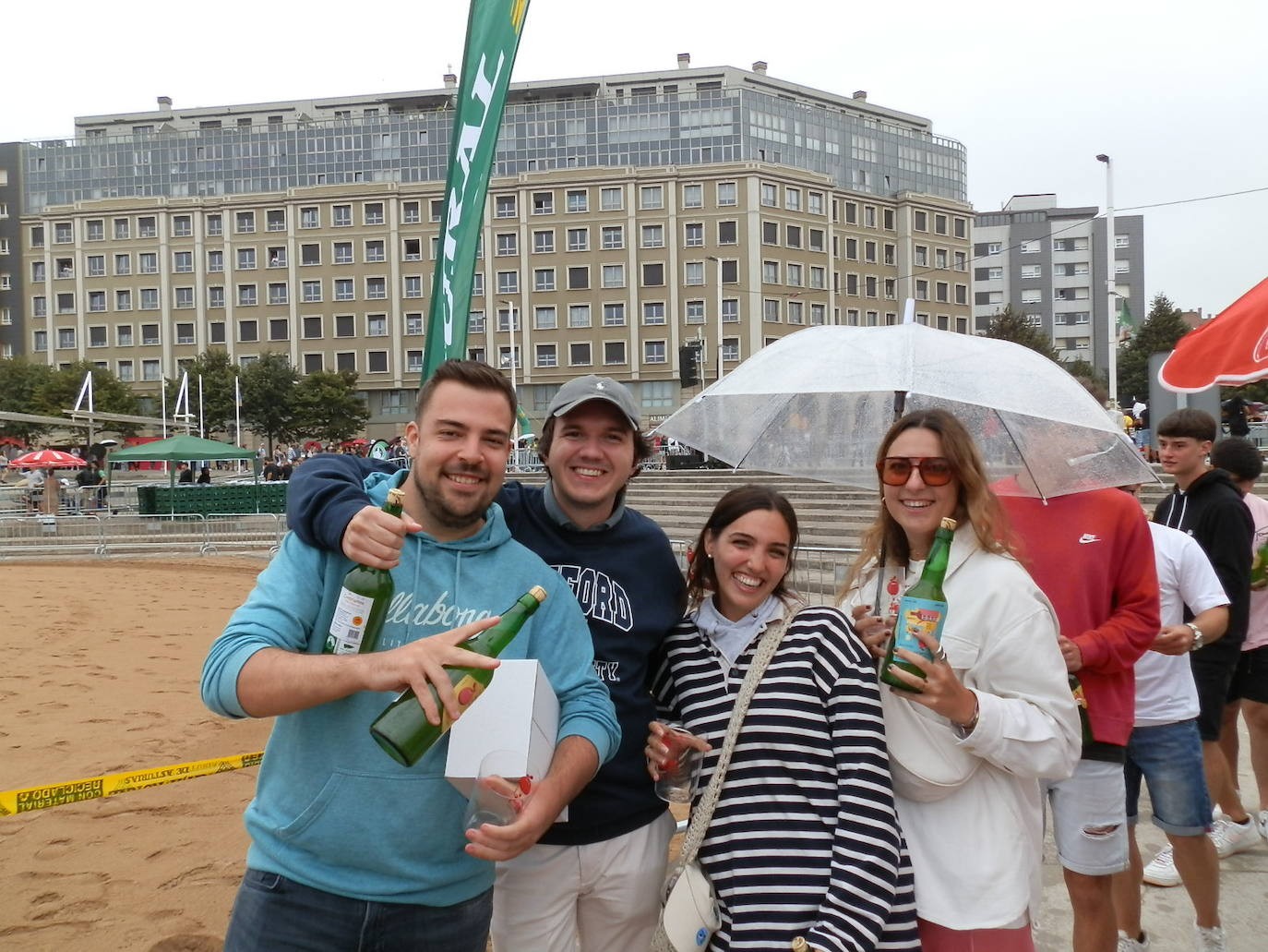 ¿Estuviste en el récord mundial de escanciado de Gijón? ¡Búscate!