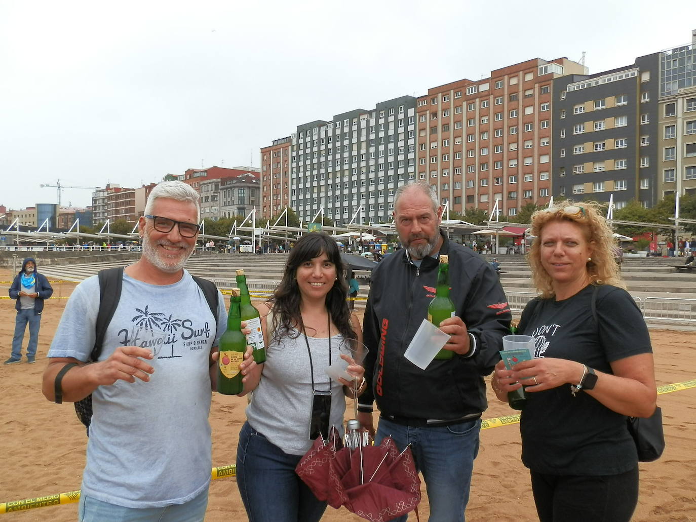 ¿Estuviste en el récord mundial de escanciado de Gijón? ¡Búscate!