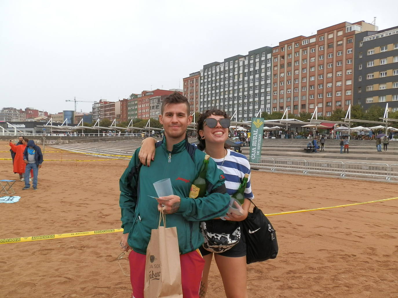 ¿Estuviste en el récord mundial de escanciado de Gijón? ¡Búscate!