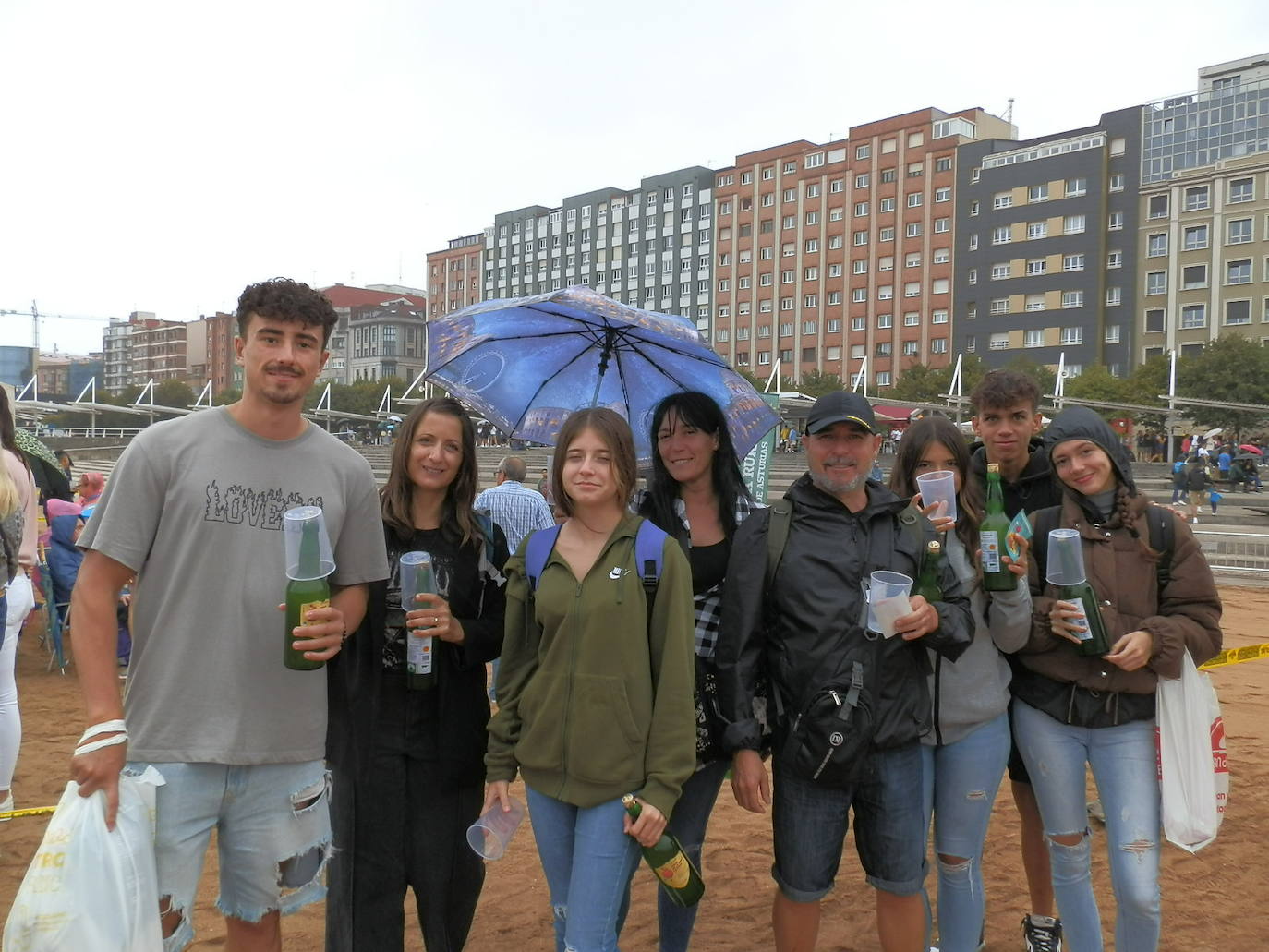 ¿Estuviste en el récord mundial de escanciado de Gijón? ¡Búscate!