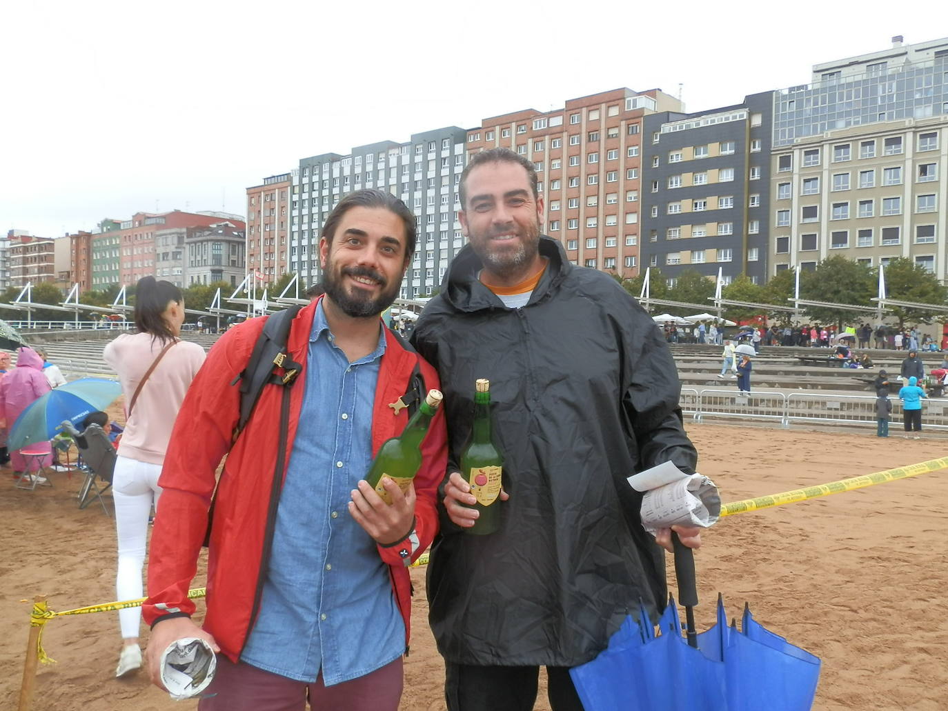 ¿Estuviste en el récord mundial de escanciado de Gijón? ¡Búscate!