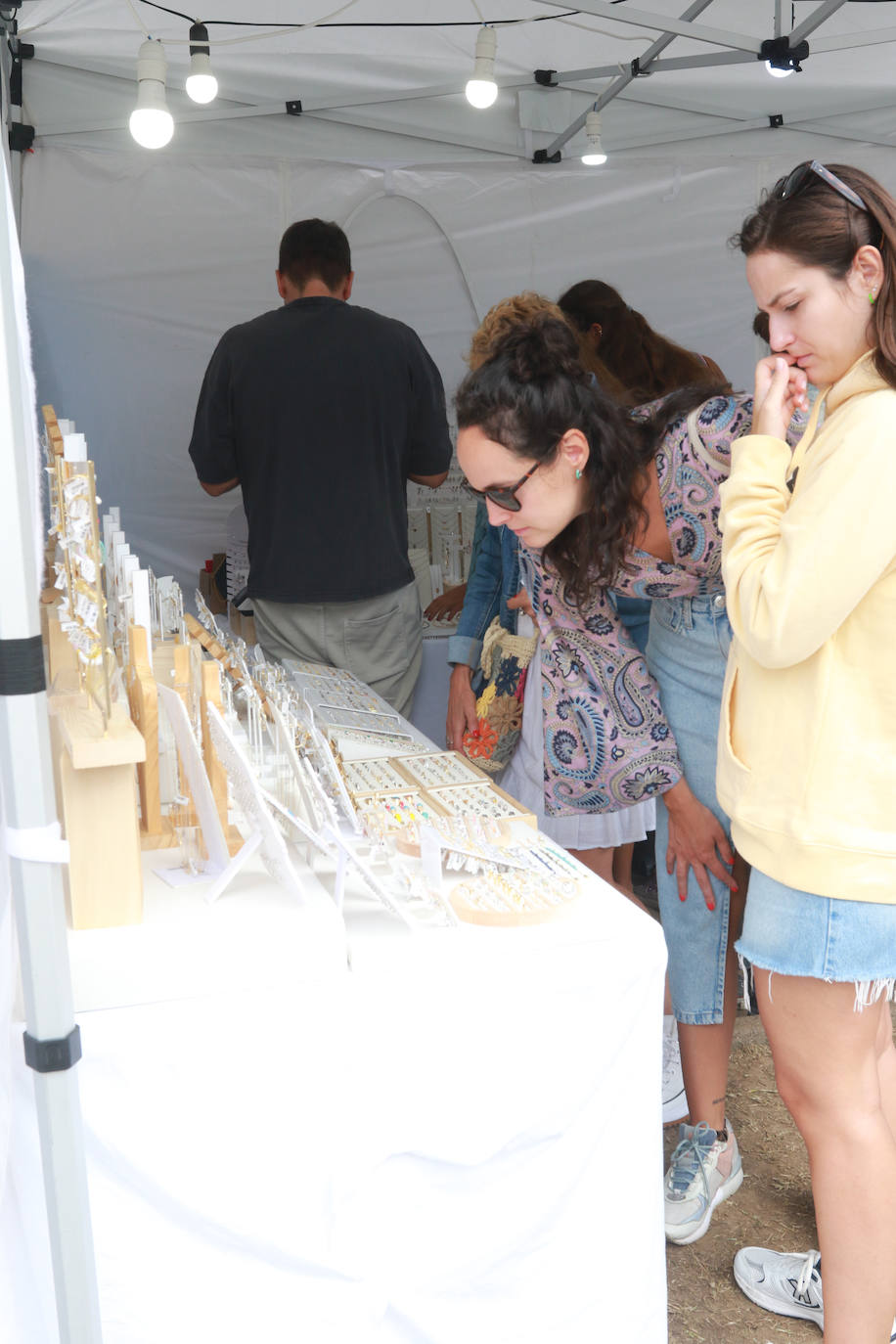 Fartukarte resiste a la lluvia y vuelve a llenar Ribadesella de gastronomía