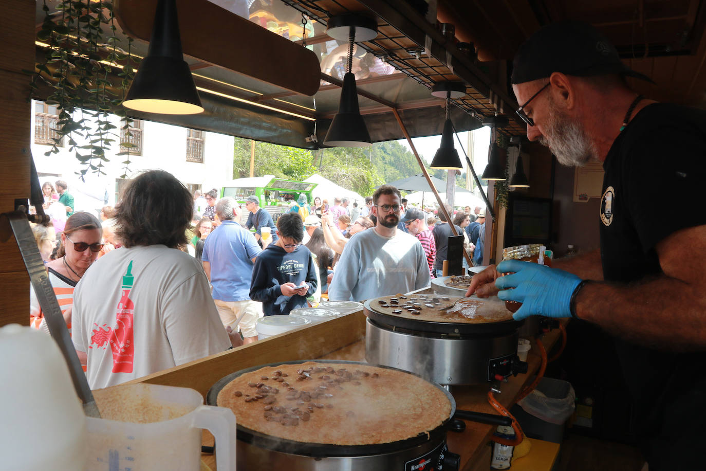 Fartukarte resiste a la lluvia y vuelve a llenar Ribadesella de gastronomía