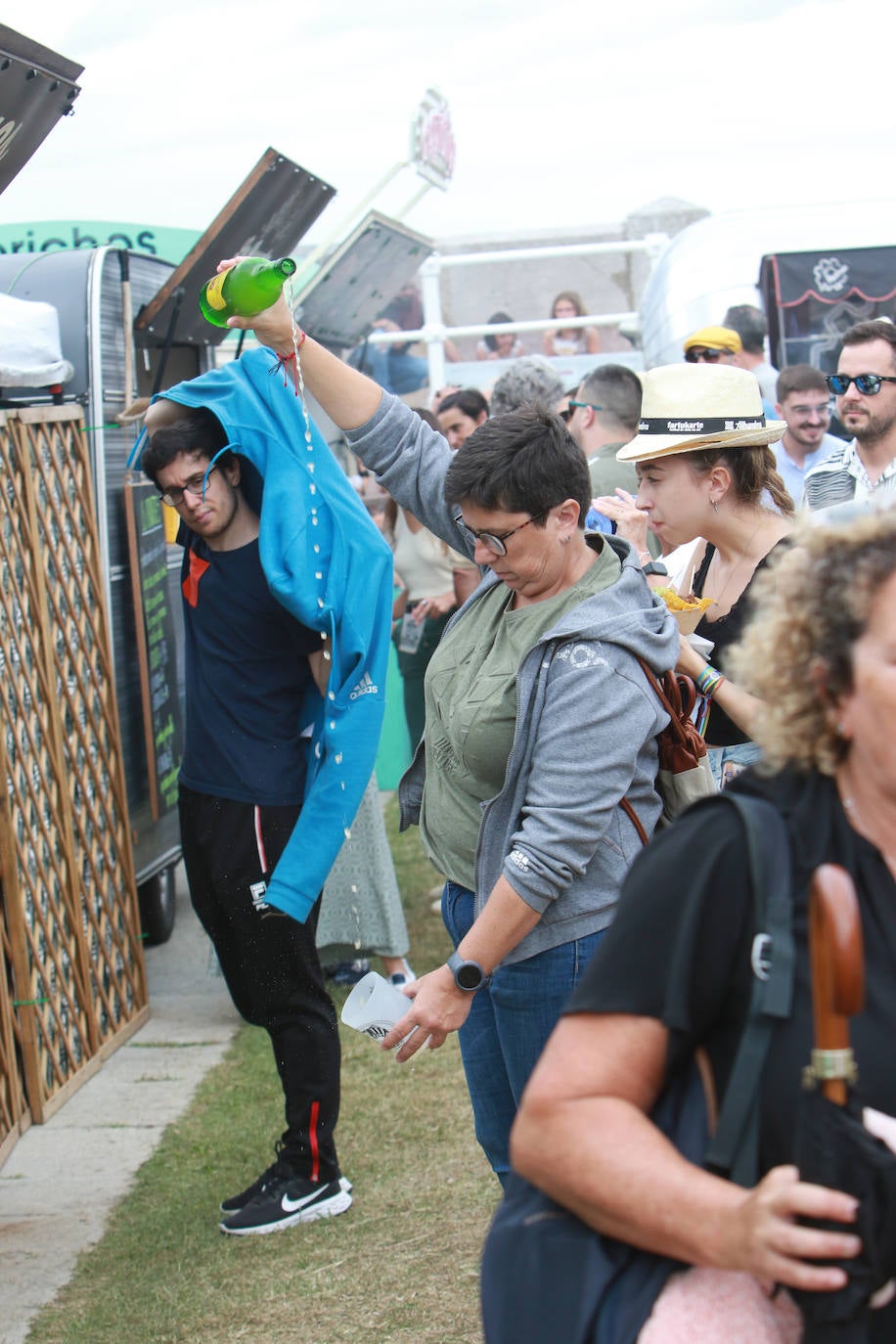 Fartukarte resiste a la lluvia y vuelve a llenar Ribadesella de gastronomía