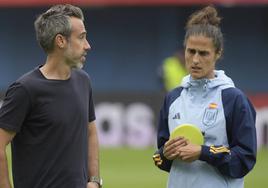 Montse Tomé conversa con Jorge Vilda durante una sesión de entrenamiento de la Selección en Avilés.