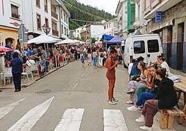 Navelgas sale a la calle para celebrar la fiesta de La Caridad.