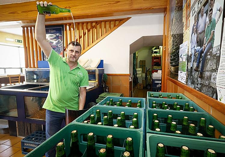 Imagen principal - La folixa acaba, la sidra sigue