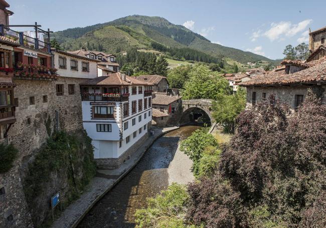 El territorio llano de Potes está rodeado de montañas.