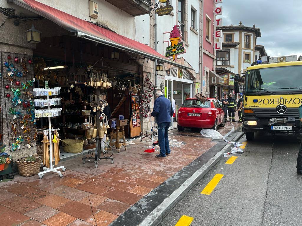 Accidente en Cangas de Onís con varios heridos al subir un coche a la acera