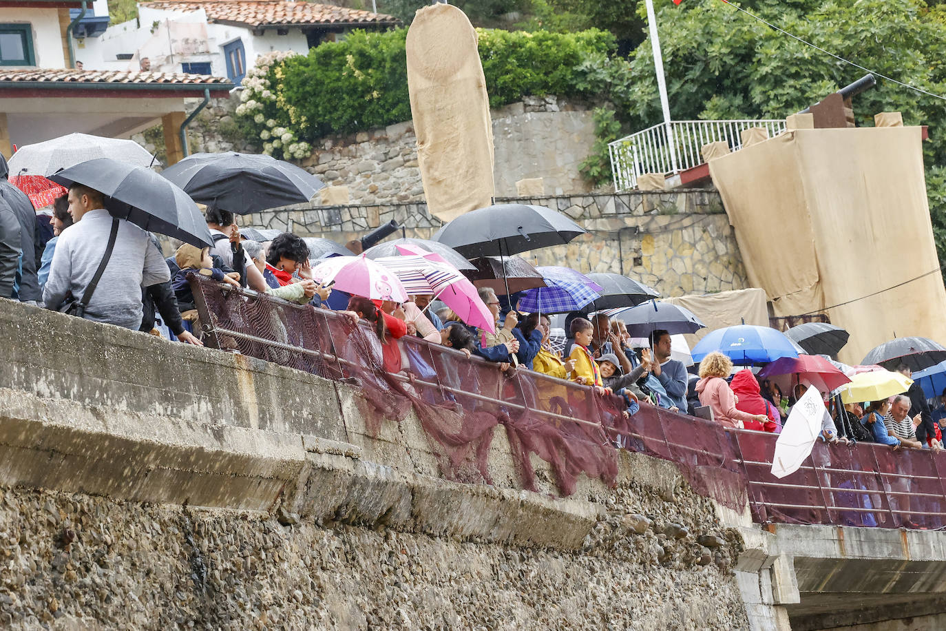 Tazones se vuelca con el desembarco pese a la lluvia